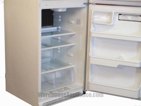 The gas refrigerator with glass shelves